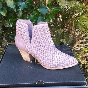 Frye Reed Cut Out Woven Bootie in Lilac